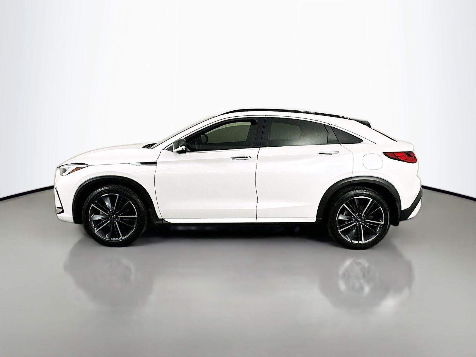 Used 2025 Radiant White INFINITI ESSENTIAL image 3
