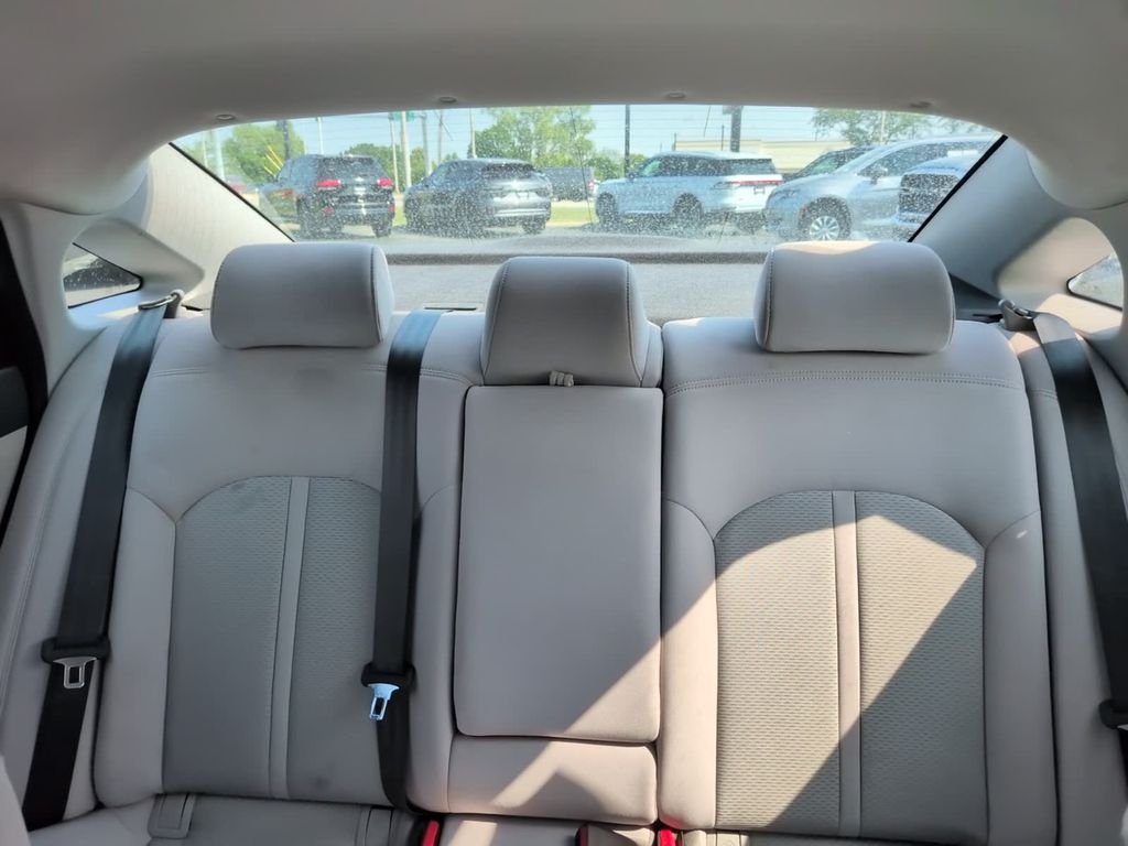 Used 2017 White Hyundai Base image 27