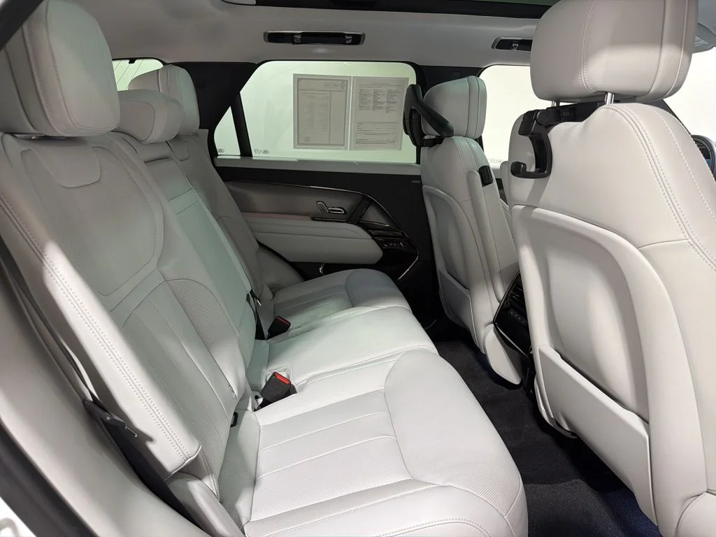 Used 2023 Fuji White Land Rover SE image 28