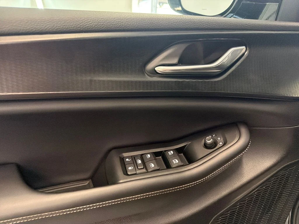 Used 2025 Black Jeep Altitude X image 12