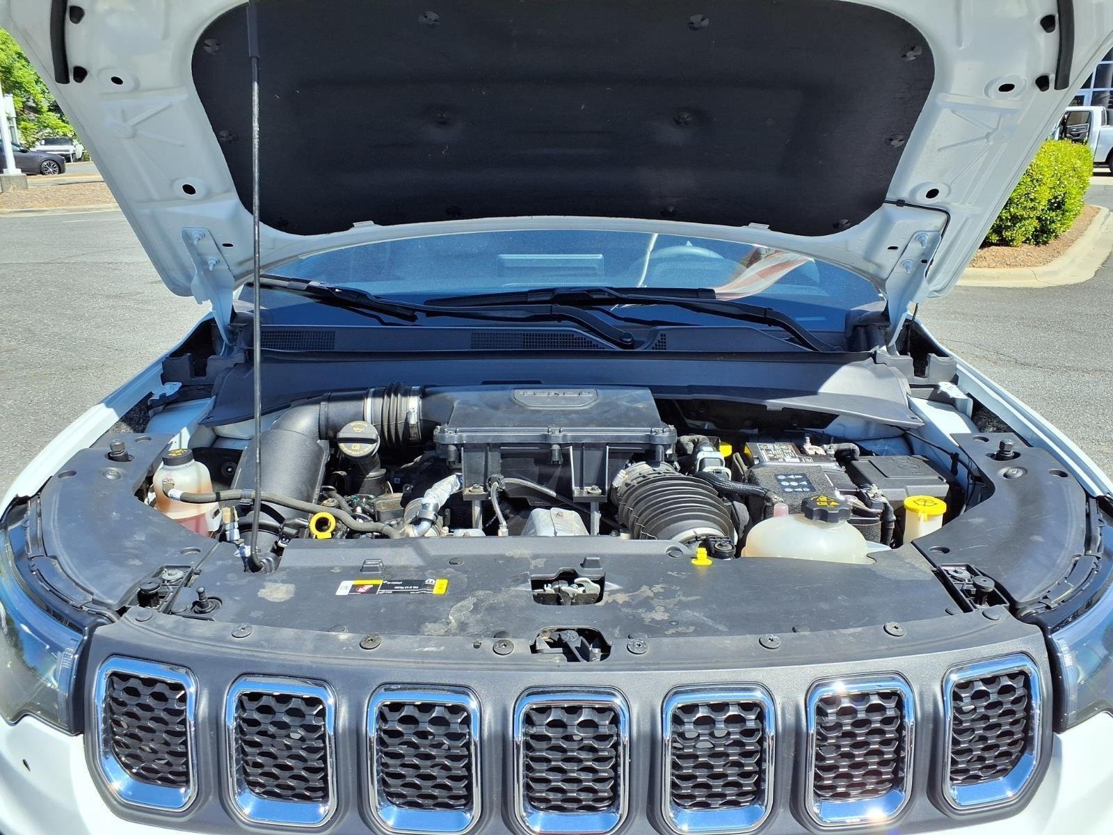 Used 2024 Bright White Clearcoat Jeep Latitude image 28