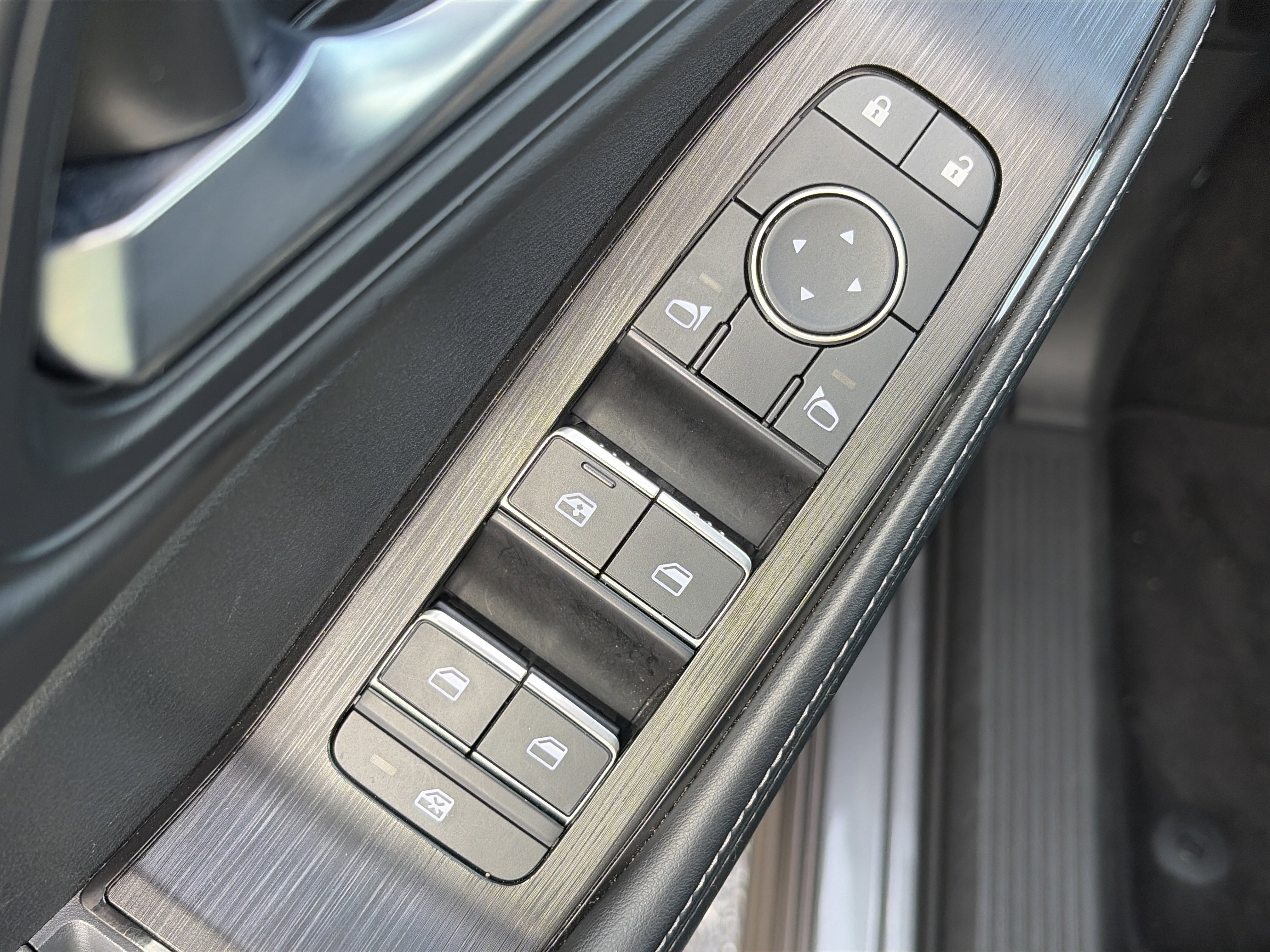 2025 Nissan Rogue SL - Photo 18