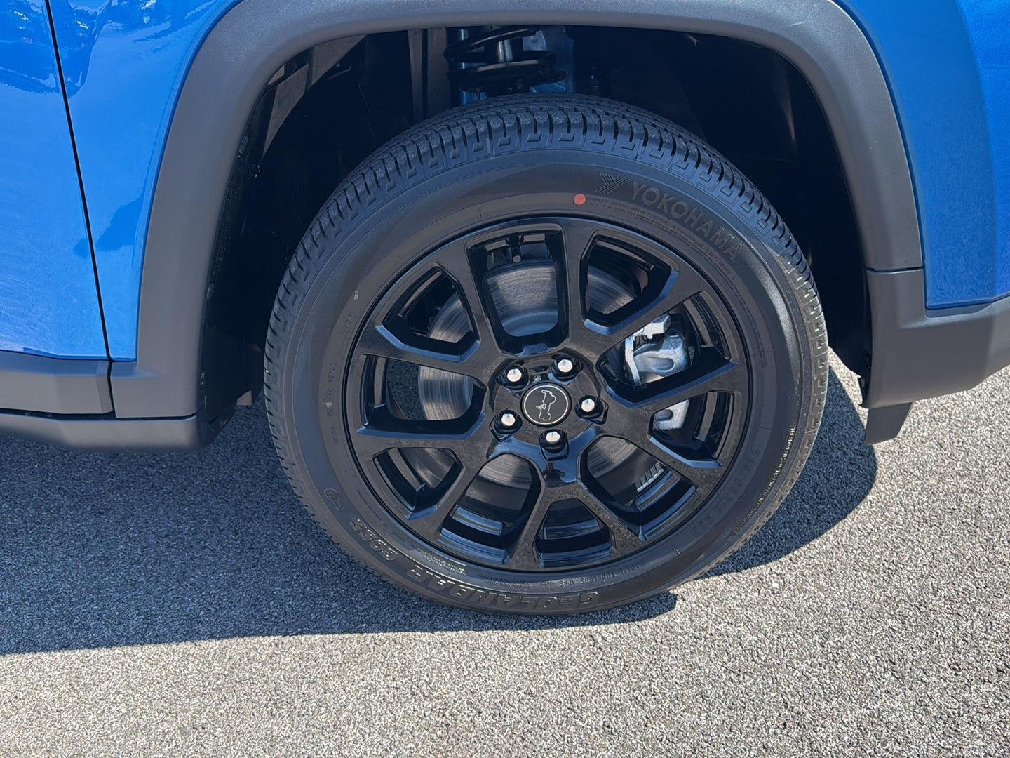 New 2026 Hydro Blue Pearl-Coat Exterior Paint Jeep Latitude Altitude image 11