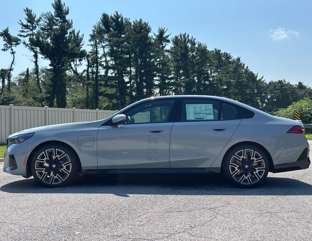 New 2027 Brooklyn Grey Metallic BMW 550e xDrive image 4