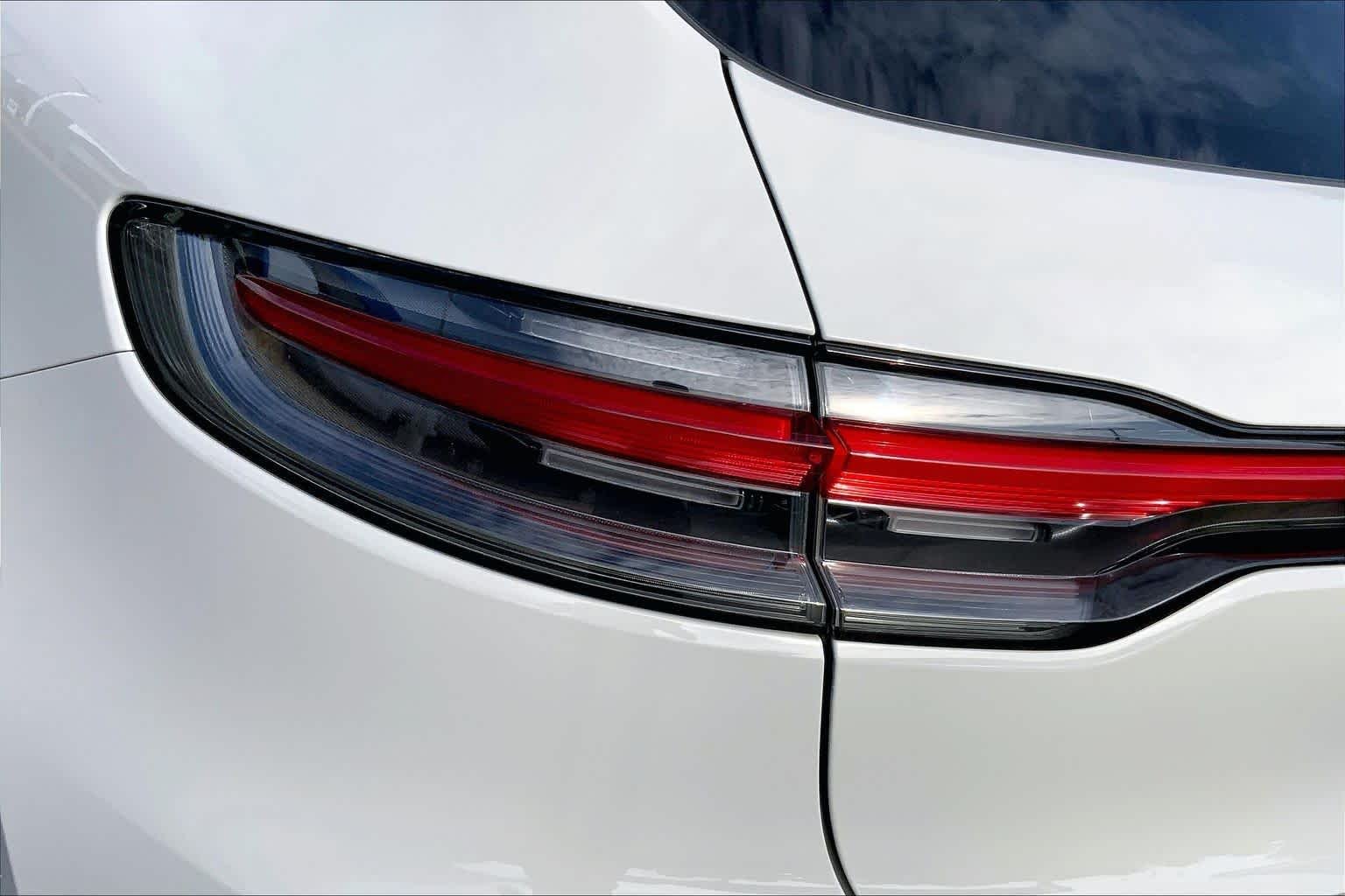 Used 2019 Carrara White Metallic Porsche  image 28