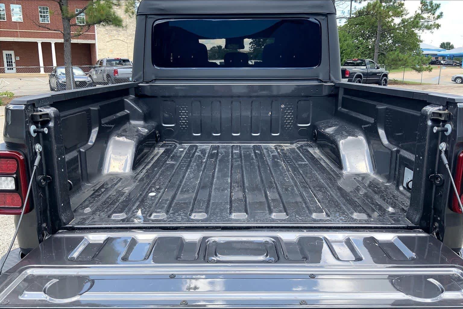 Used 2025 Granite Crystal Metallic Clearcoat Jeep Mojave image 34