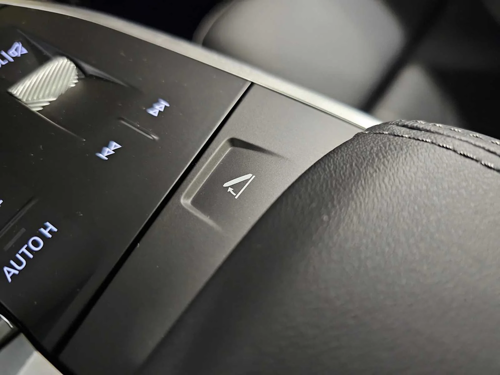 New 2026 Black Sapphire Metallic BMW xDrive28i image 23