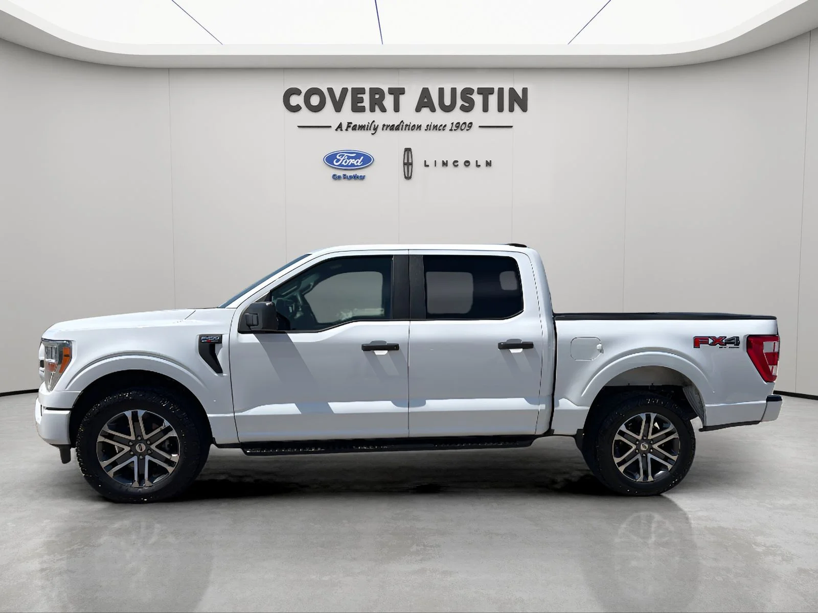 Used 2022 White Ford XL image 3