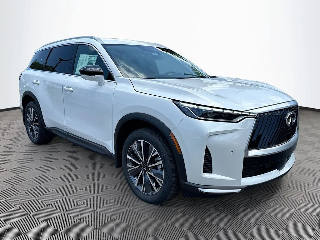 New 2027 RADIANT WHITE INFINITI Luxe FWD image 3
