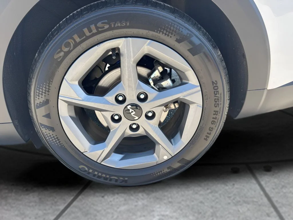 Used 2025 White Kia LXS image 26