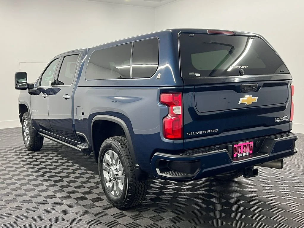 Used 2022 Northsky Blue Metallic Chevrolet High Country image 3