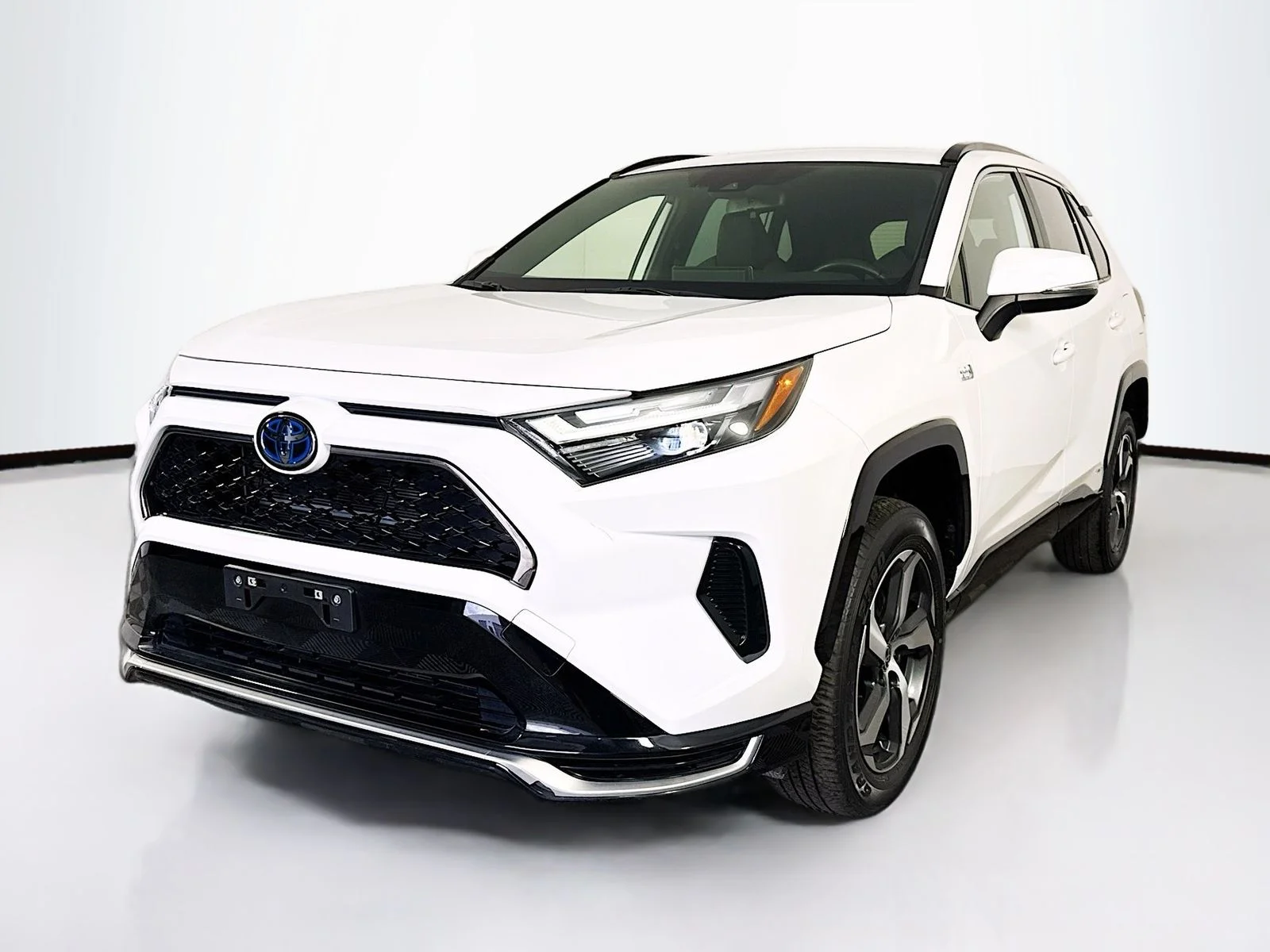 Used 2023 White Toyota SE image 3