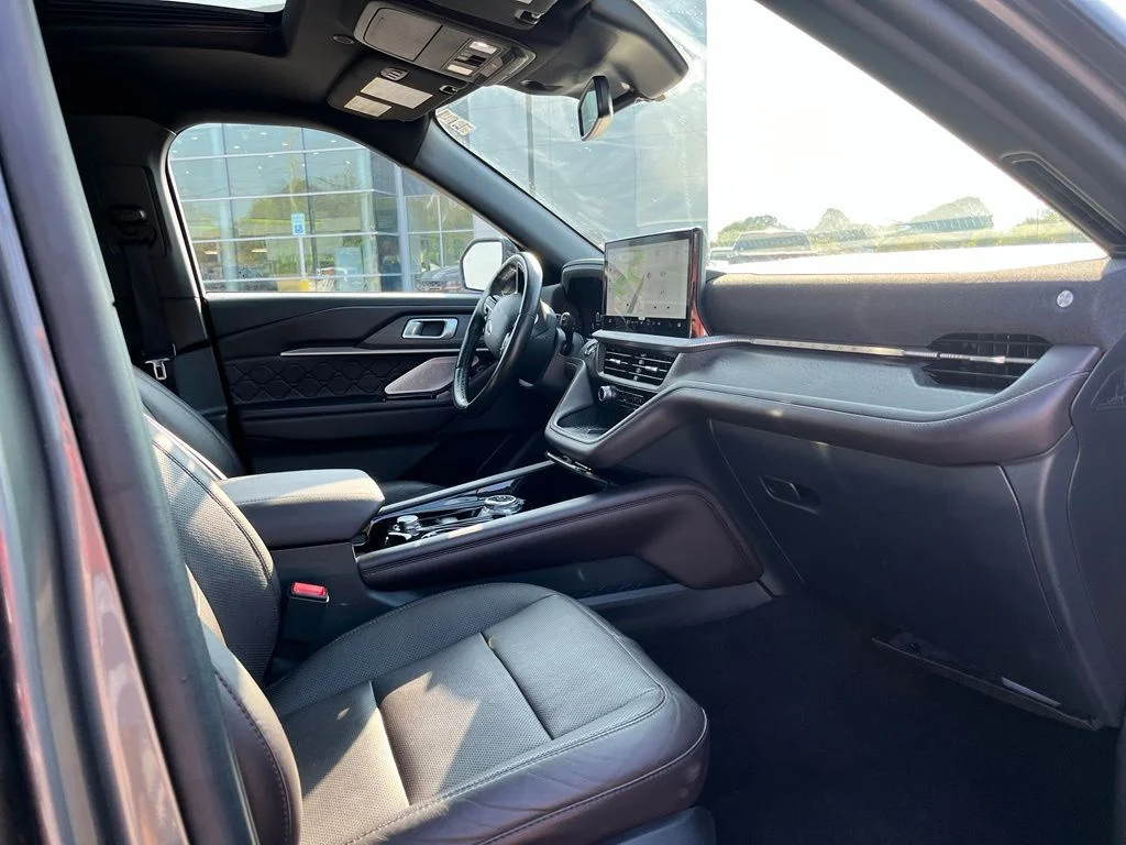 Used 2025 Gray Ford Platinum image 9