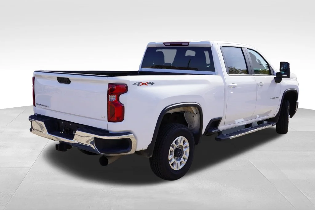 Used 2025 Summit White Chevrolet LT image 3
