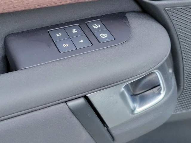 Used 2025 Fuji White Land Rover Dynamic SE image 29
