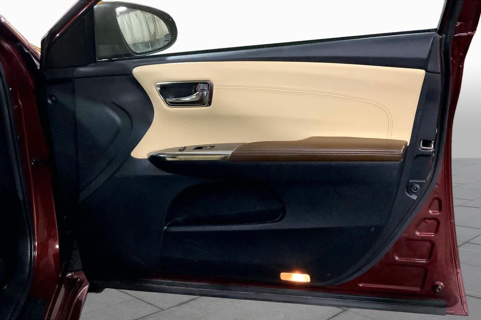 Used 2015 Ooh La La Rouge Mica Toyota XLE Touring image 23