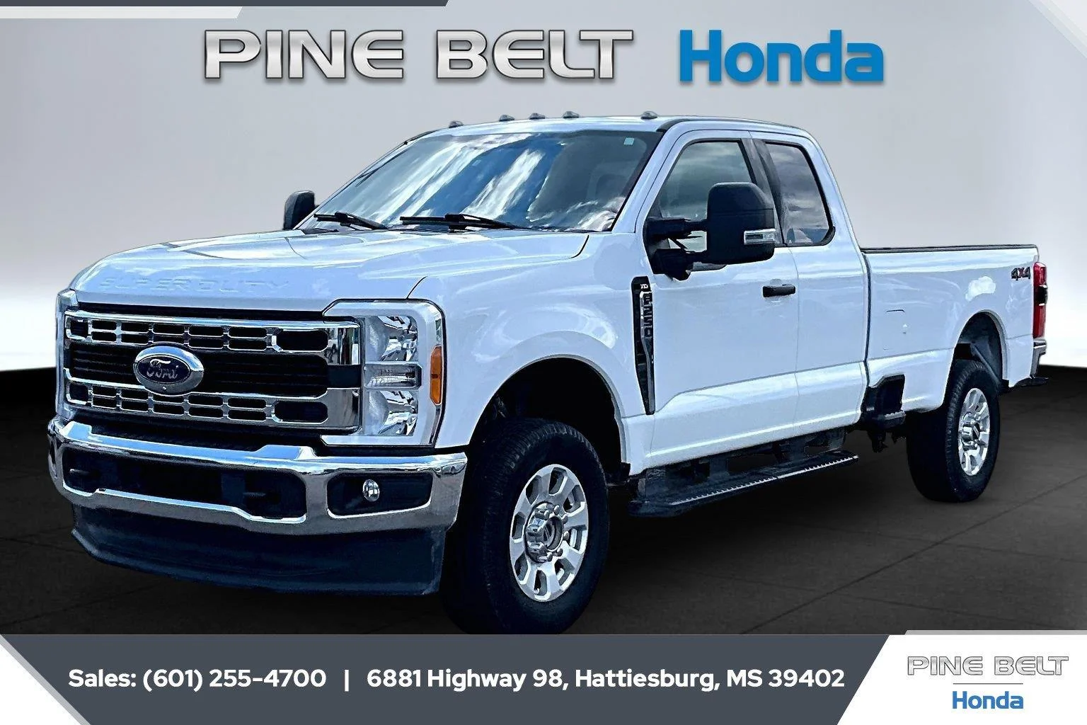 Used 2023 Oxford White Ford XLT image 1