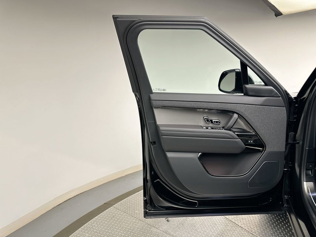 New 2027 Santorini Black Land Rover SE image 9