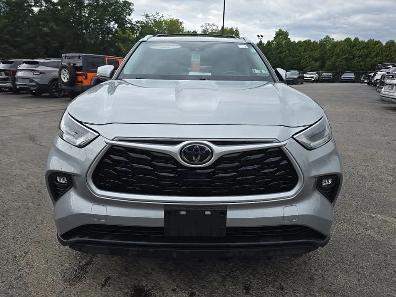 Used 2021 Silver Toyota XLE image 6