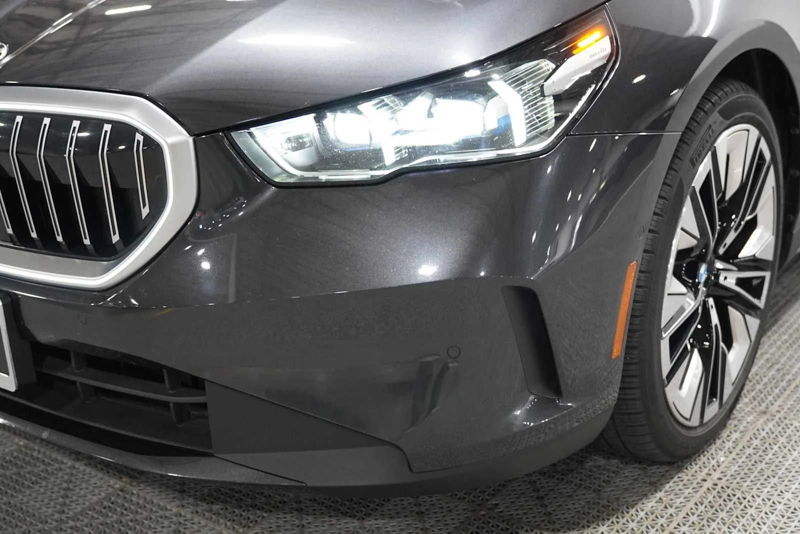 Used 2025 Dark Graphite Metallic BMW 530i image 7