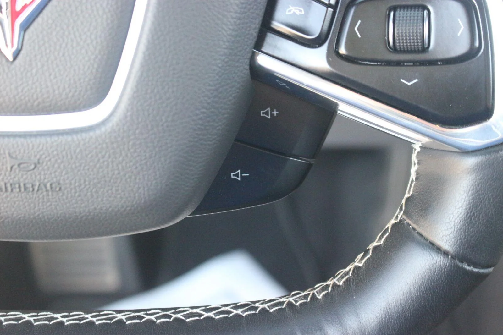 Used 2020 ARCTIC WHITE Chevrolet 2LT image 21