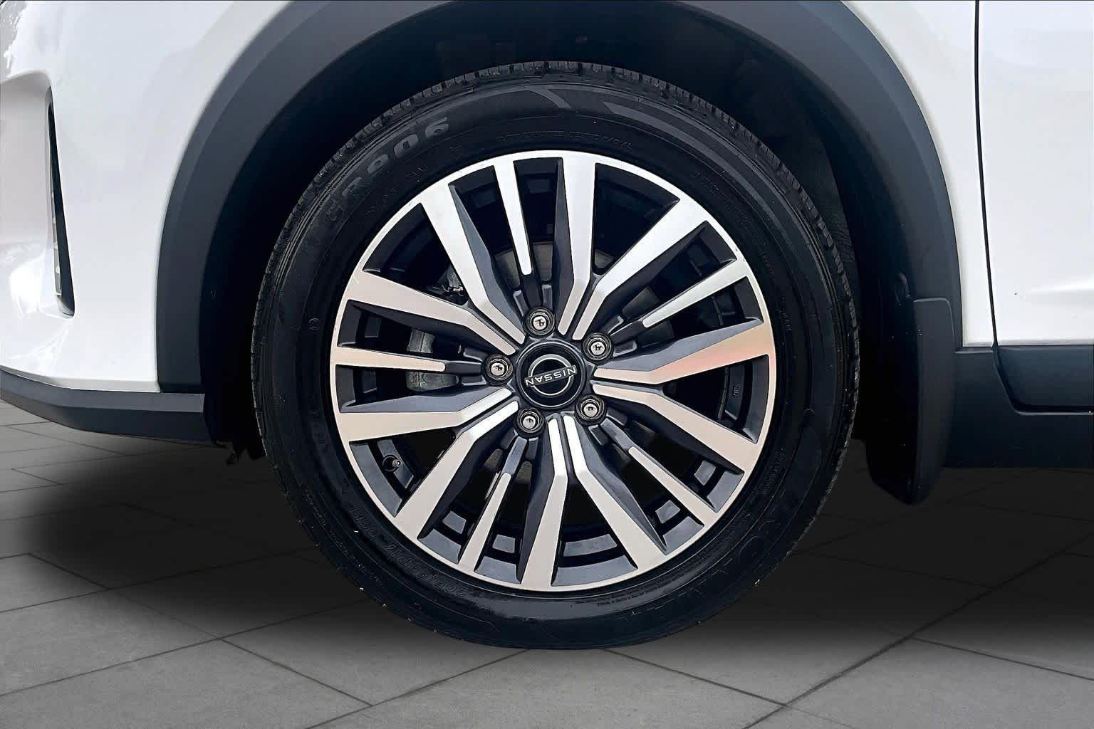 Certified Used 2022 Aspen White Tricoat/Super Black Nissan SV image 11