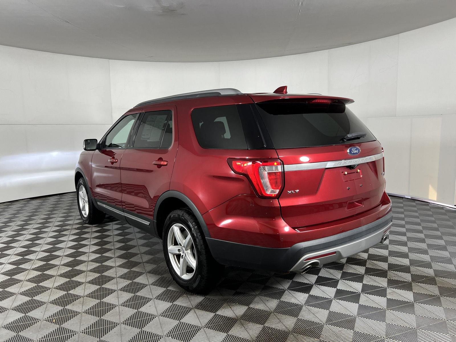 Used 2017 Ruby Red Metallic Tinted Clearcoat Ford XLT image 3