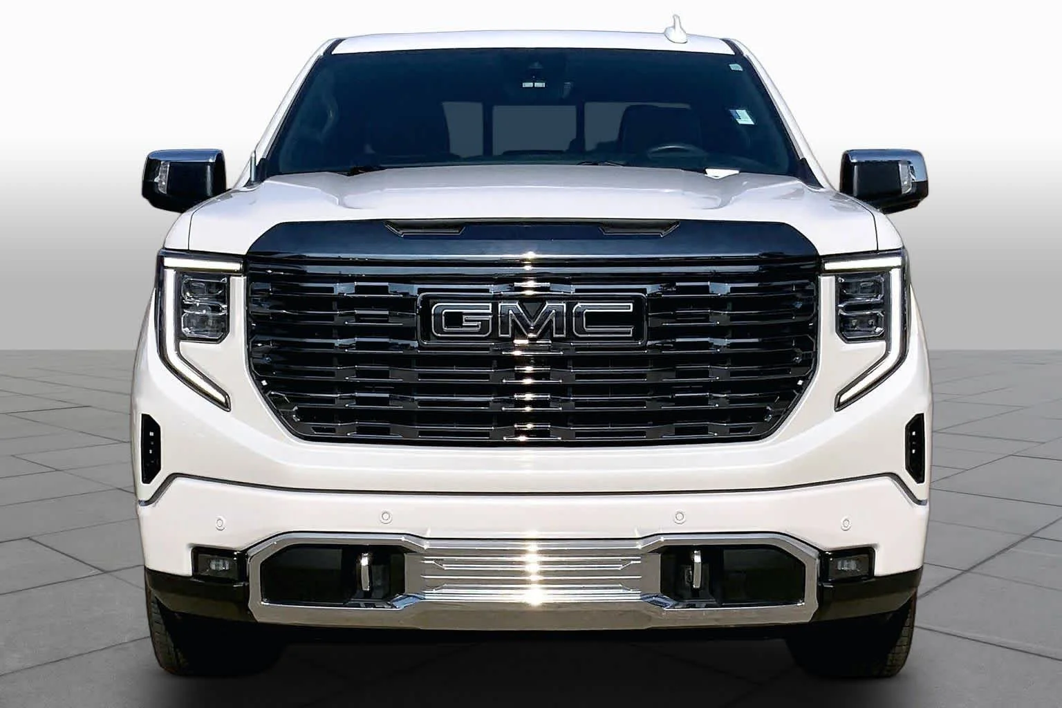 Used 2024 White Frost Tricoat GMC Denali Ultimate image 4