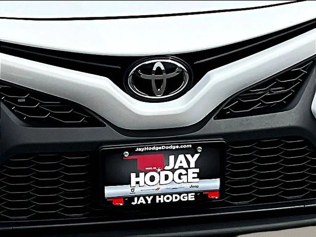 Used 2022 White Toyota SE Nightshade image 33