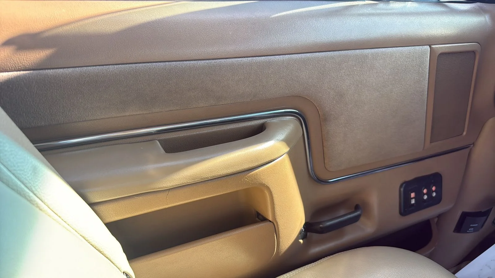 Used 1988  Ford XLT image 63