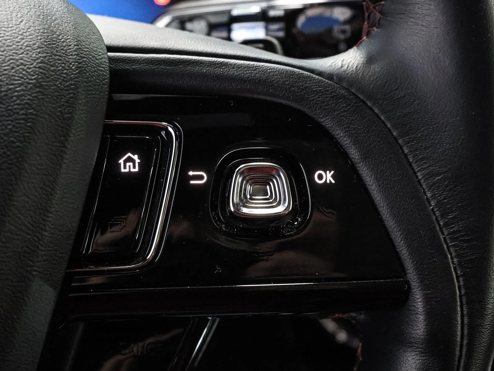 Certified Used 2025 White Lincoln Grand Touring image 36