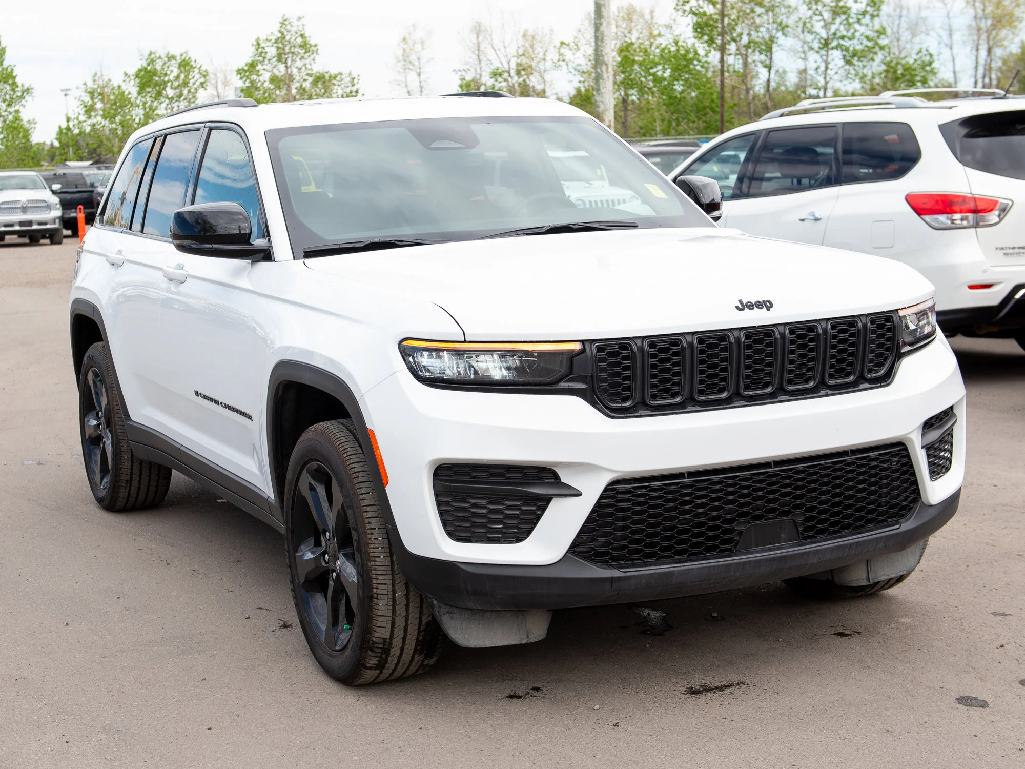 Certified Used 2025 White Jeep Altitude * No Accidents | Trailer Tow Pack | V6 | Adaptive Cruise | Sunroof image 9