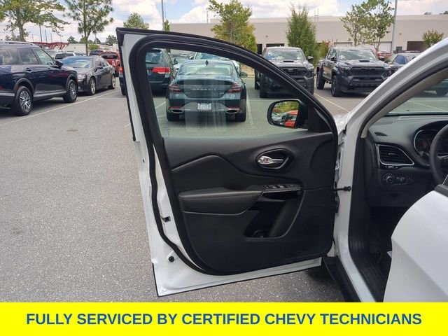 Used 2023 White Jeep Altitude image 21