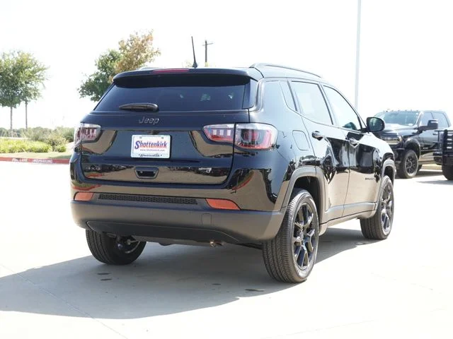 New 2026 Diamond Black Crystal Pearl-Coat Exterior Paint Jeep Latitude image 10