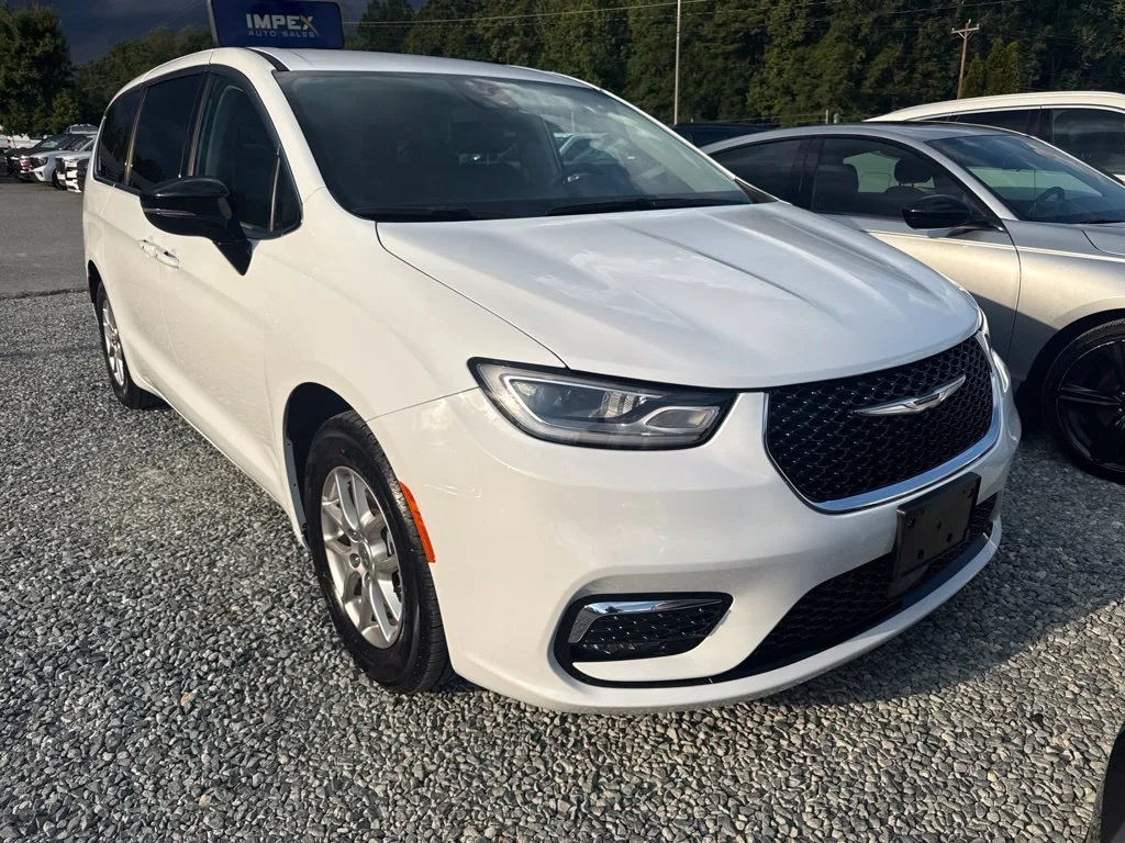 Used 2024 White Chrysler Touring L image 2