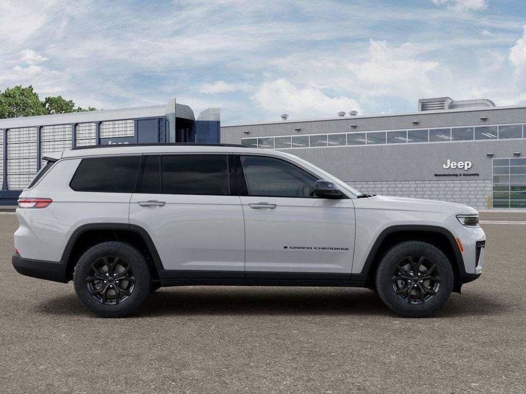 New 2026 Bright White Clear-Coat Exterior Paint Jeep Laredo image 31