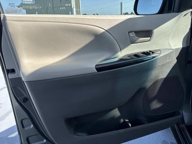 Used 2014 Cypress Pearl Toyota LE image 32