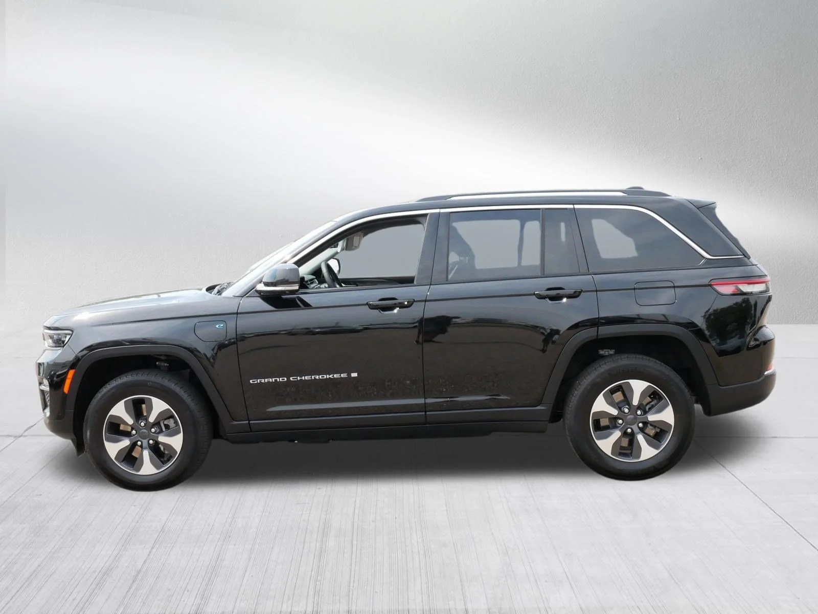 Used 2023 Diamond Black Crystal Pearlcoat Jeep  image 4