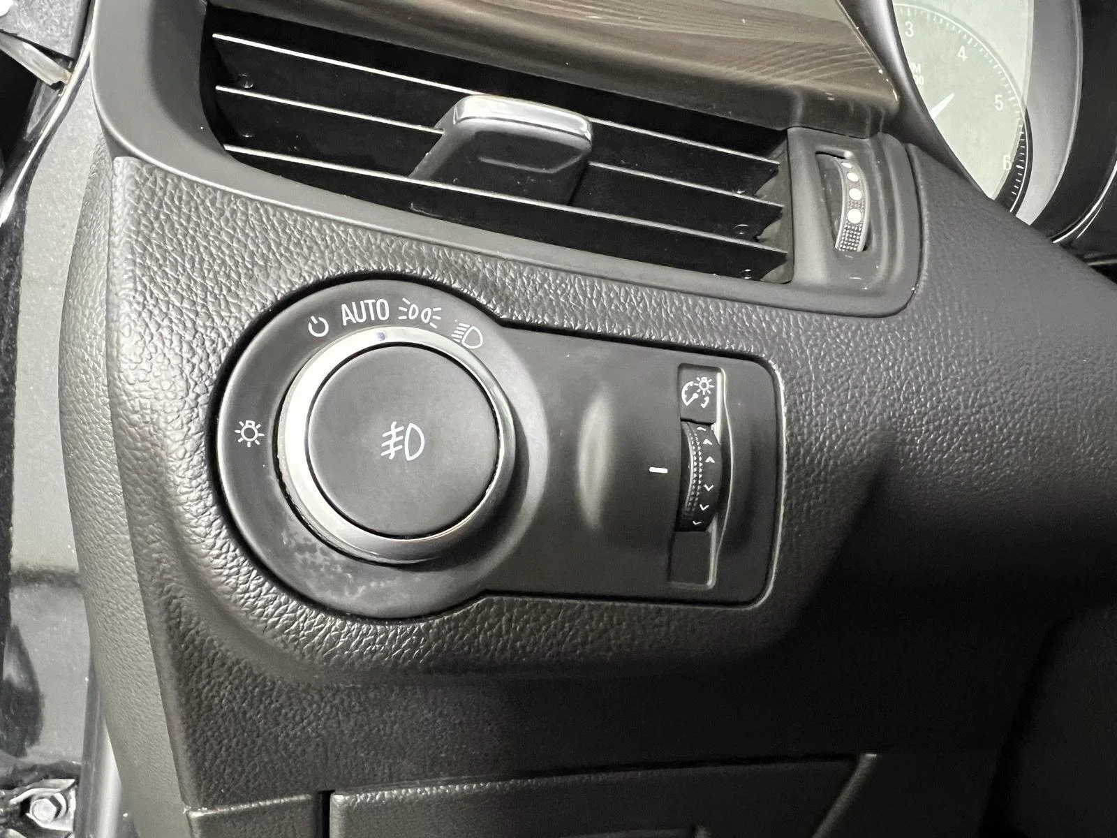 Used 2020 Ebony Twilight Metallic Buick Essence image 15
