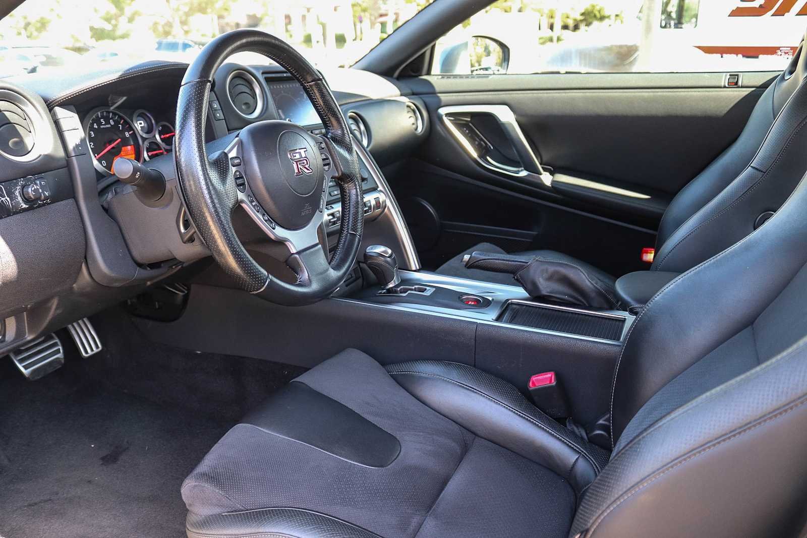 Used 2009 Gun Metallic Nissan Premium image 16
