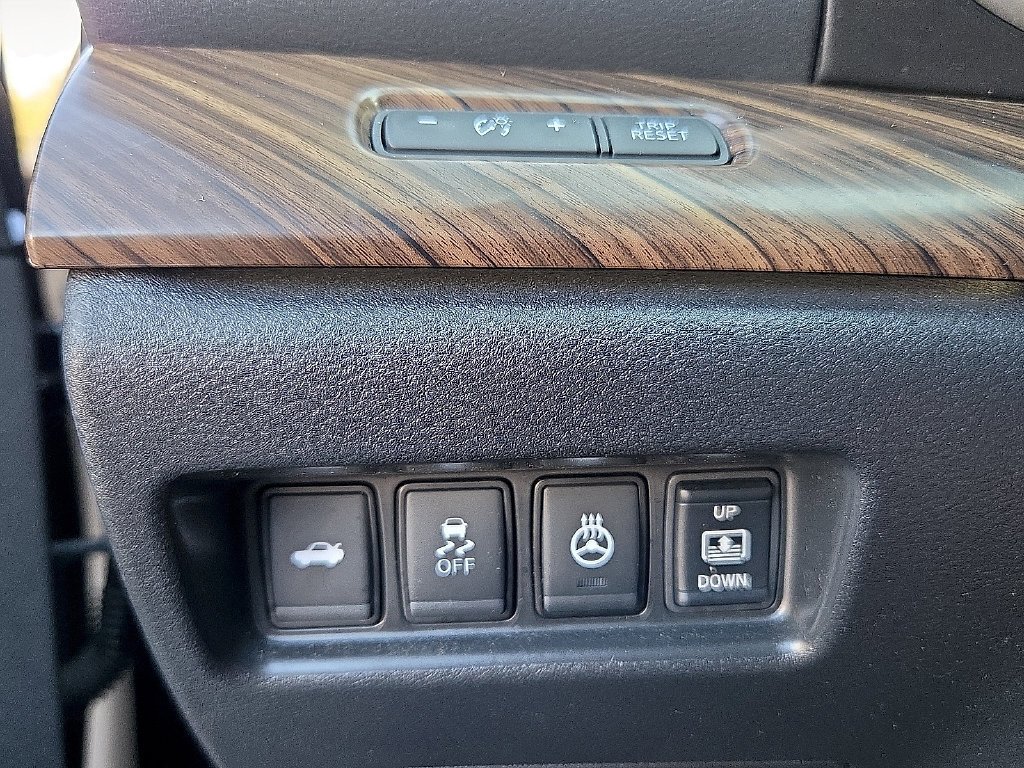 Used 2018 Black Nissan Platinum image 21