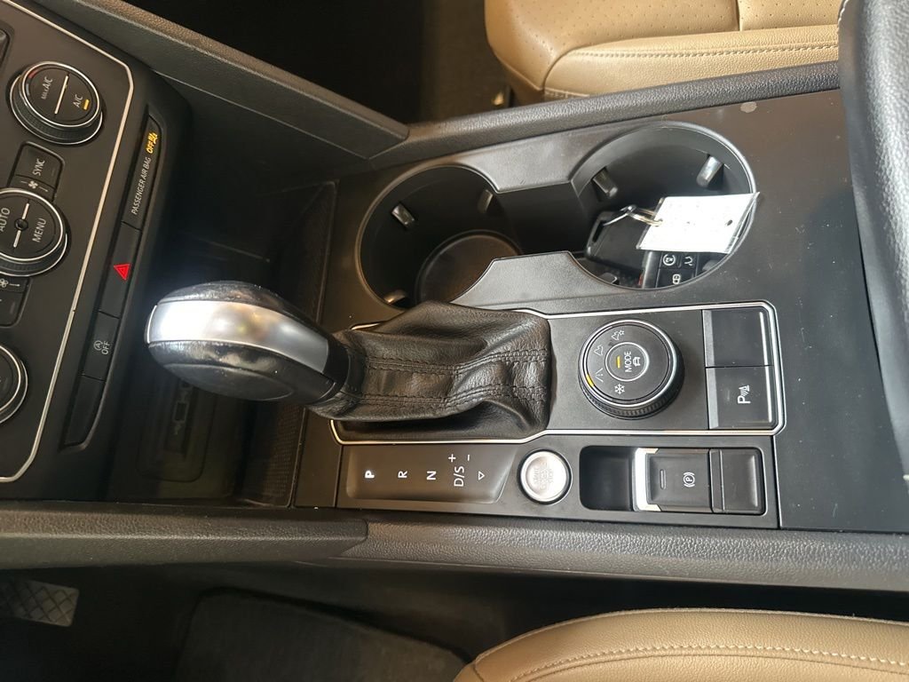 Used 2020 White Volkswagen 3.6L V6 SE w/Technology image 18