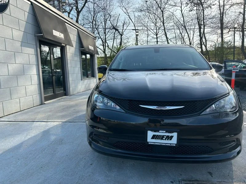 Used 2021 Black Chrysler L Minivan 4D image 19
