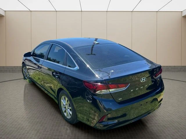 Used 2018 Black Hyundai SE image 19
