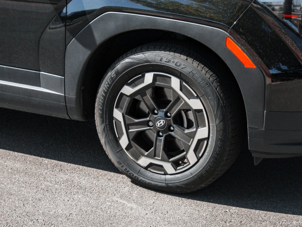 Used 2025 Phantom Black Hyundai SEL image 4