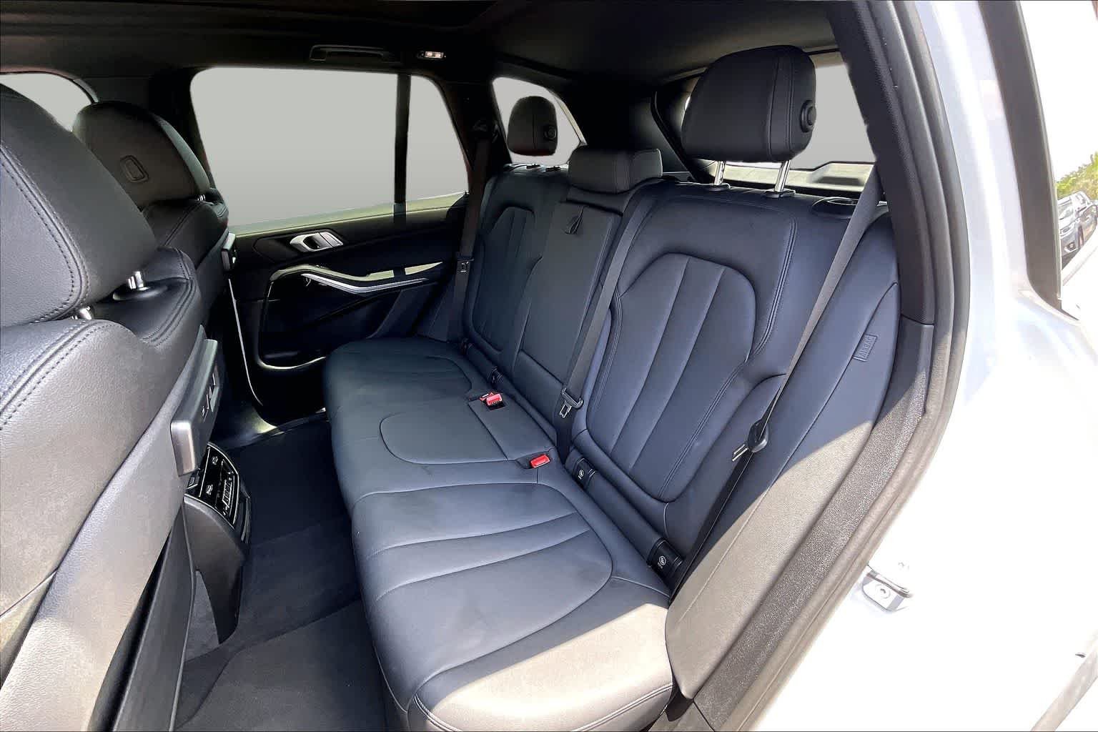 Used 2019 Mineral White Metallic BMW xDrive40i image 25