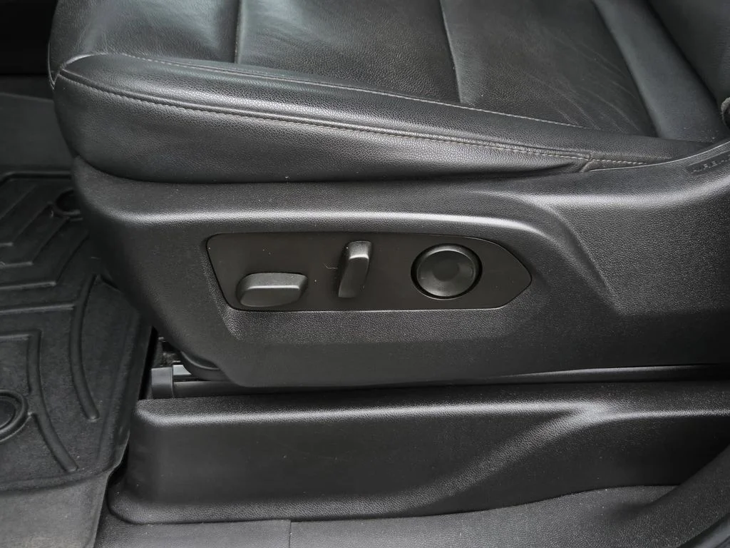 Used 2022 Black Chevrolet Z71 image 14