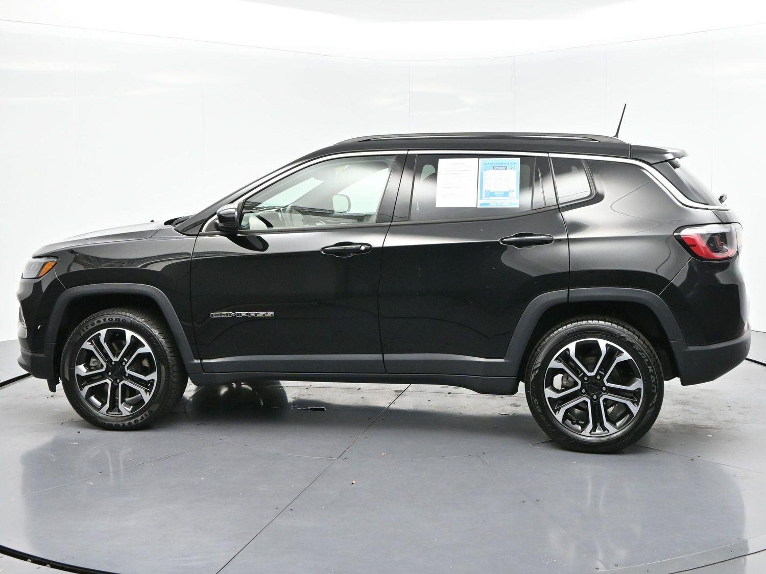 Used 2023 Diamond Black Crystal Pearlcoat Jeep Limited image 5