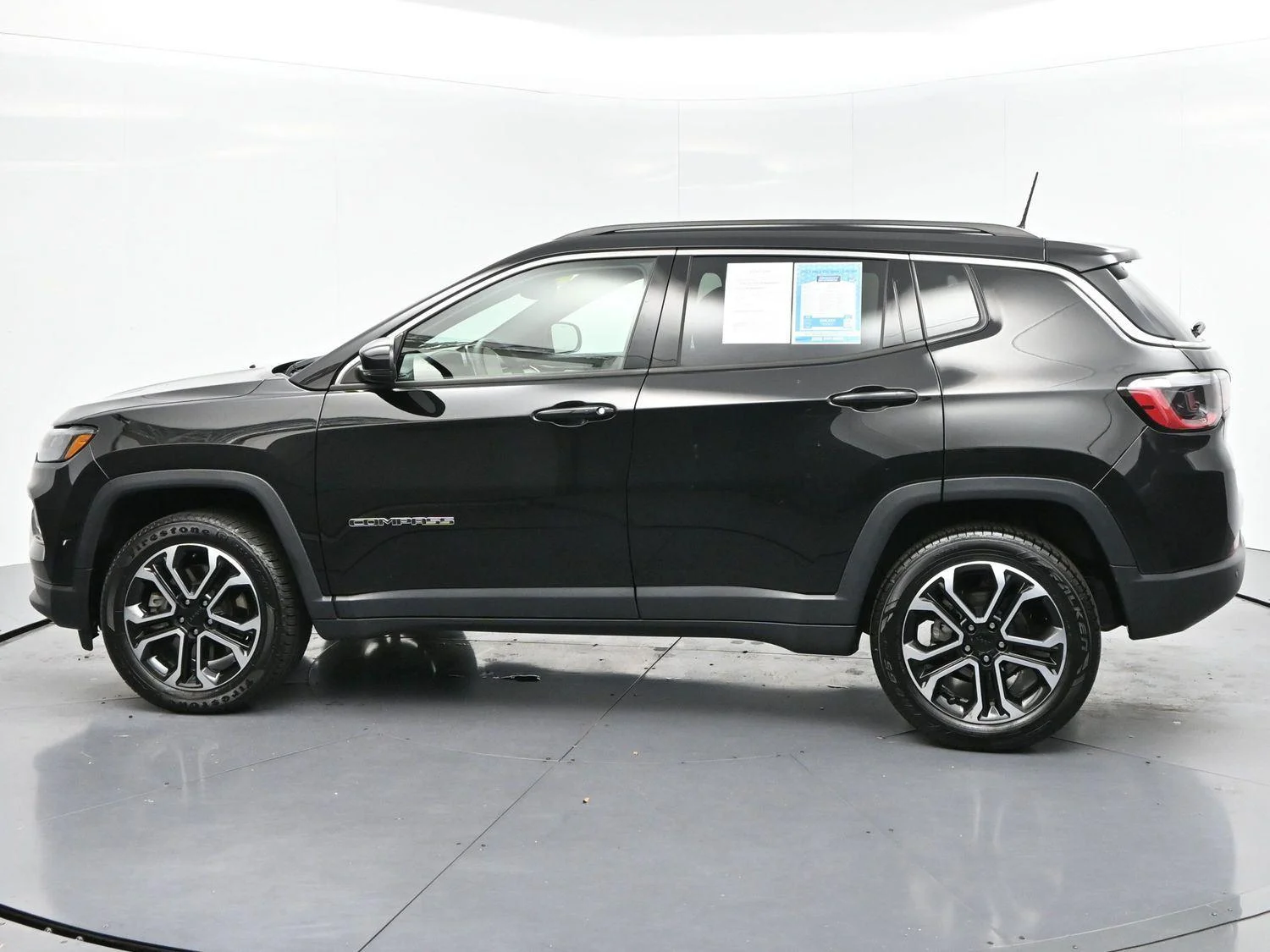 Used 2023 Diamond Black Crystal Pearlcoat Jeep Limited image 5