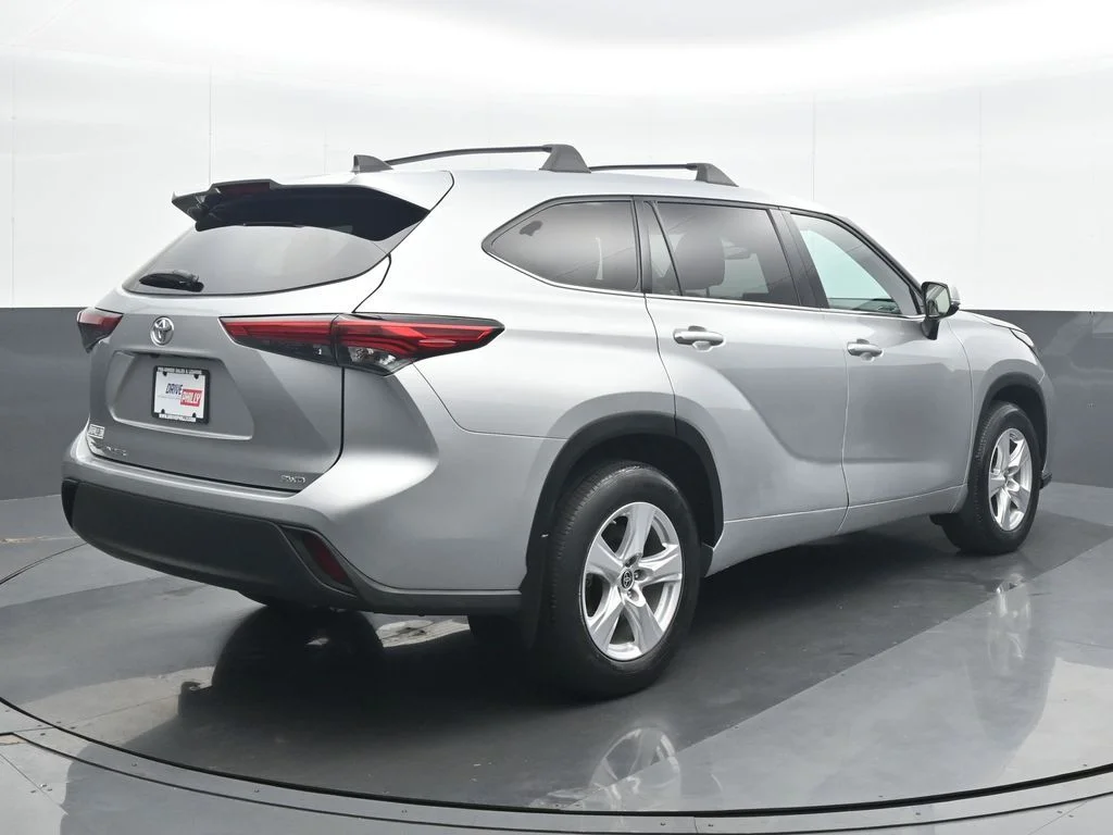 Used 2022 Silver Toyota L image 6